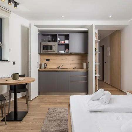 Belinda With Balcony Lägenhet