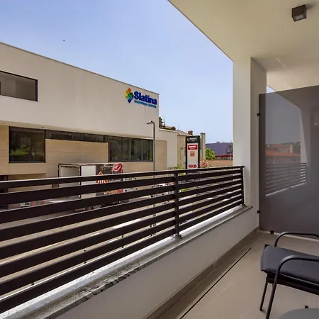 Belinda With Balcony Apartment *