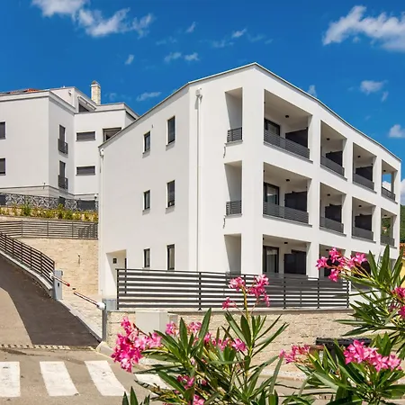 Belinda With Balcony Apartment