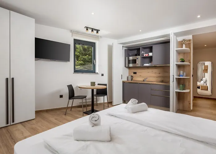 Belinda With Balcony * 奥帕提亚