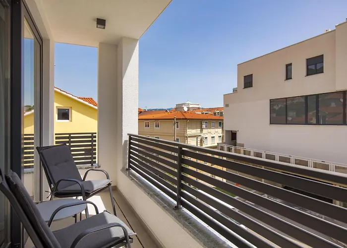 Belinda With Balcony 公寓 *